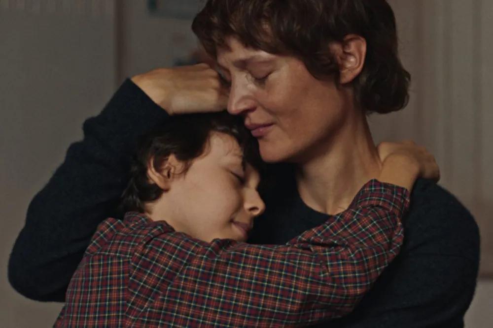 Vicky Krieps: „Krytykowano mnie za niezależne myślenie i wychowywanie dzieci po swojemu” [WYWIAD]