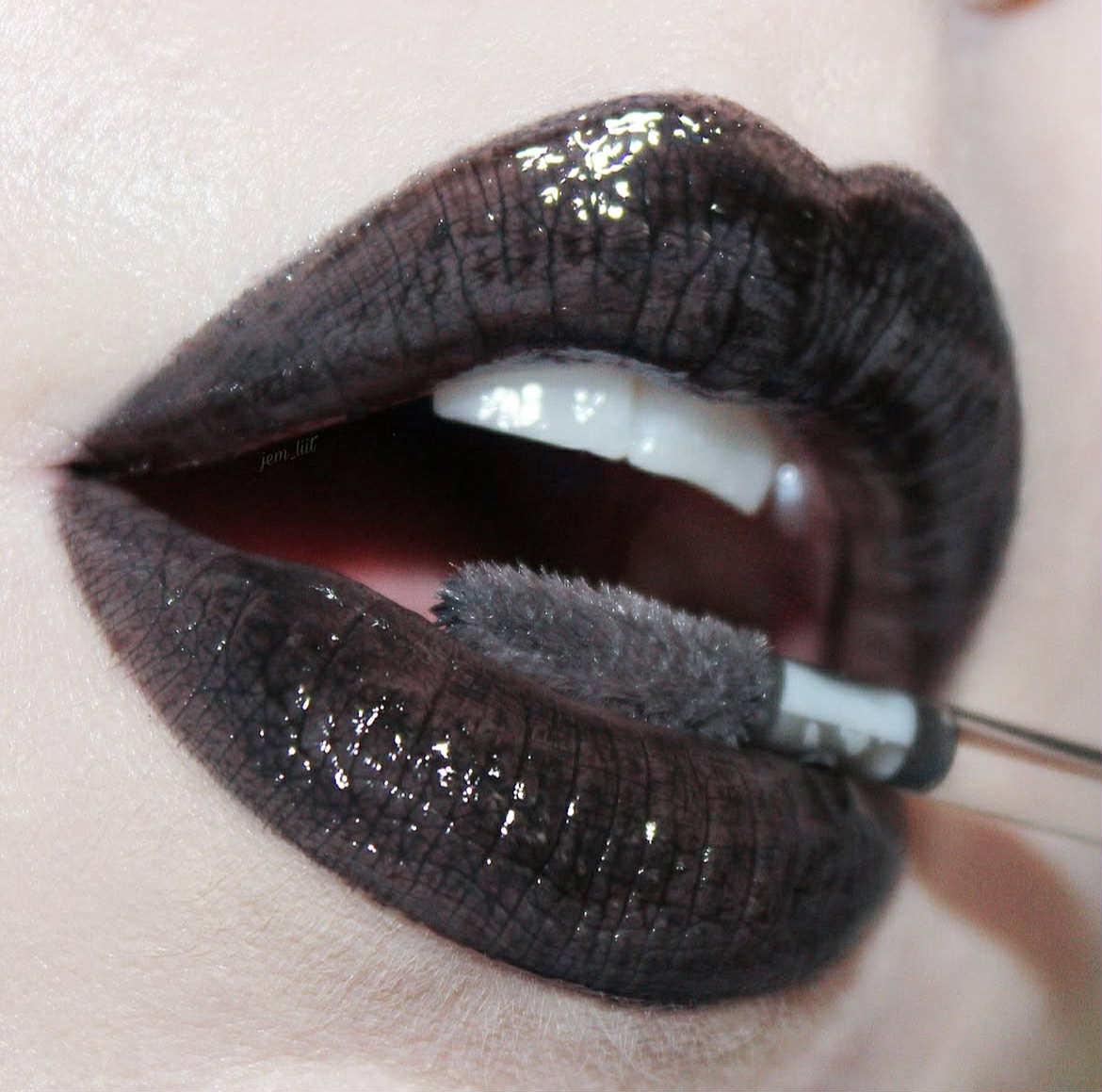 Zwiewny gotyk. Czy czarna szminka będzie trendem na to lato?