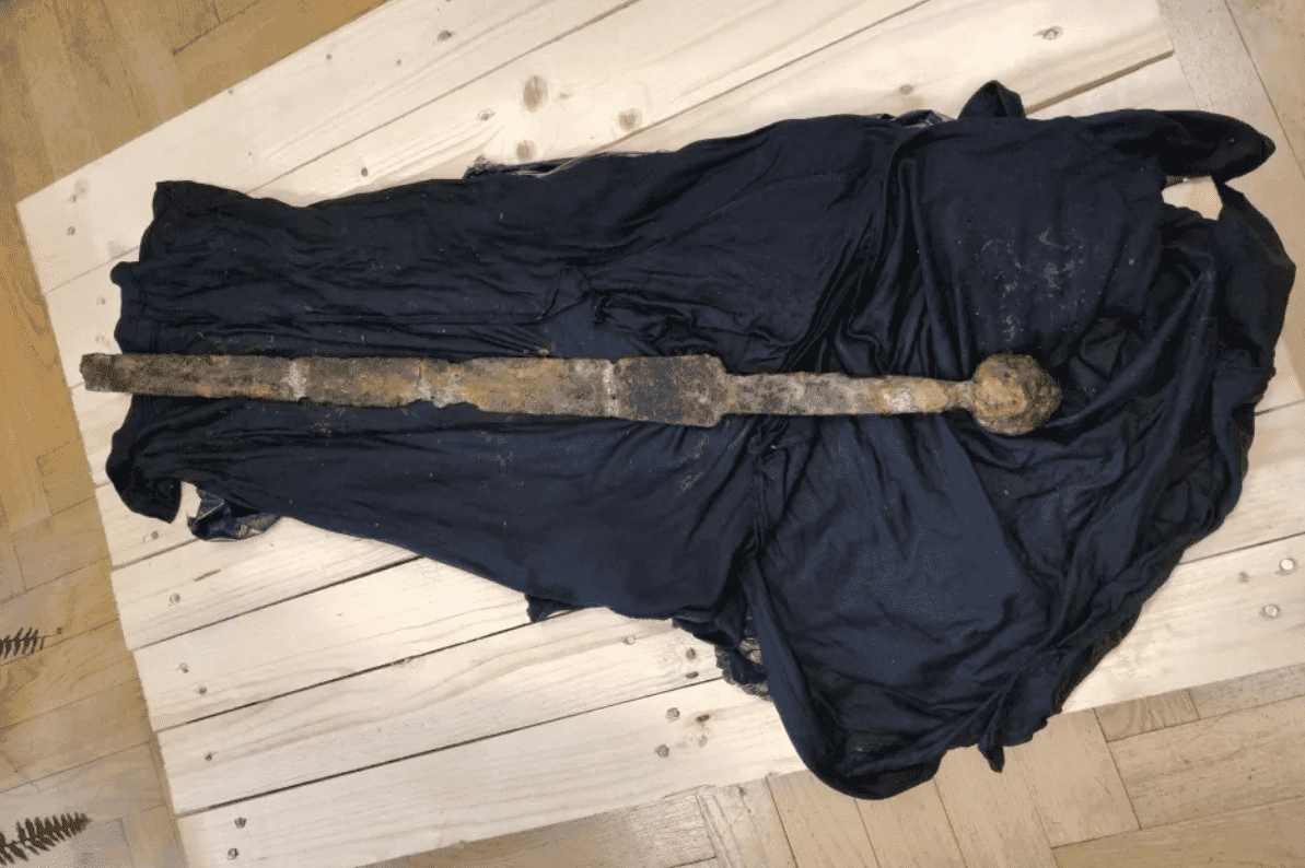 Wędkarz wyłowił z Wisły 700-letni miecz