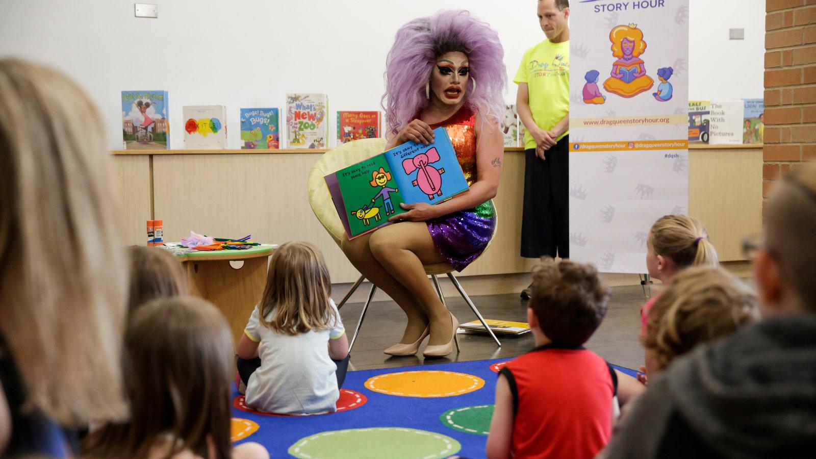 Drag Queen na nowych plakatach Kai Godek. To ostrzeżenie przed edukacją zdrowotną
