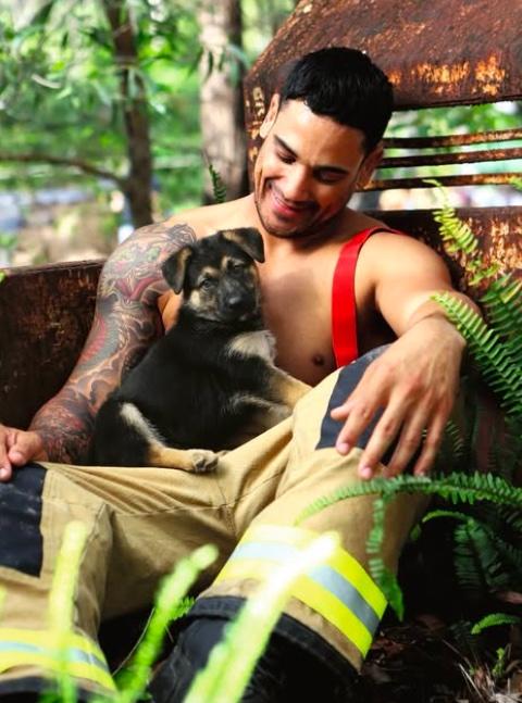 Australijscy strażacy pozują w negliżu ze zwierzętami. Cel jest szczytny