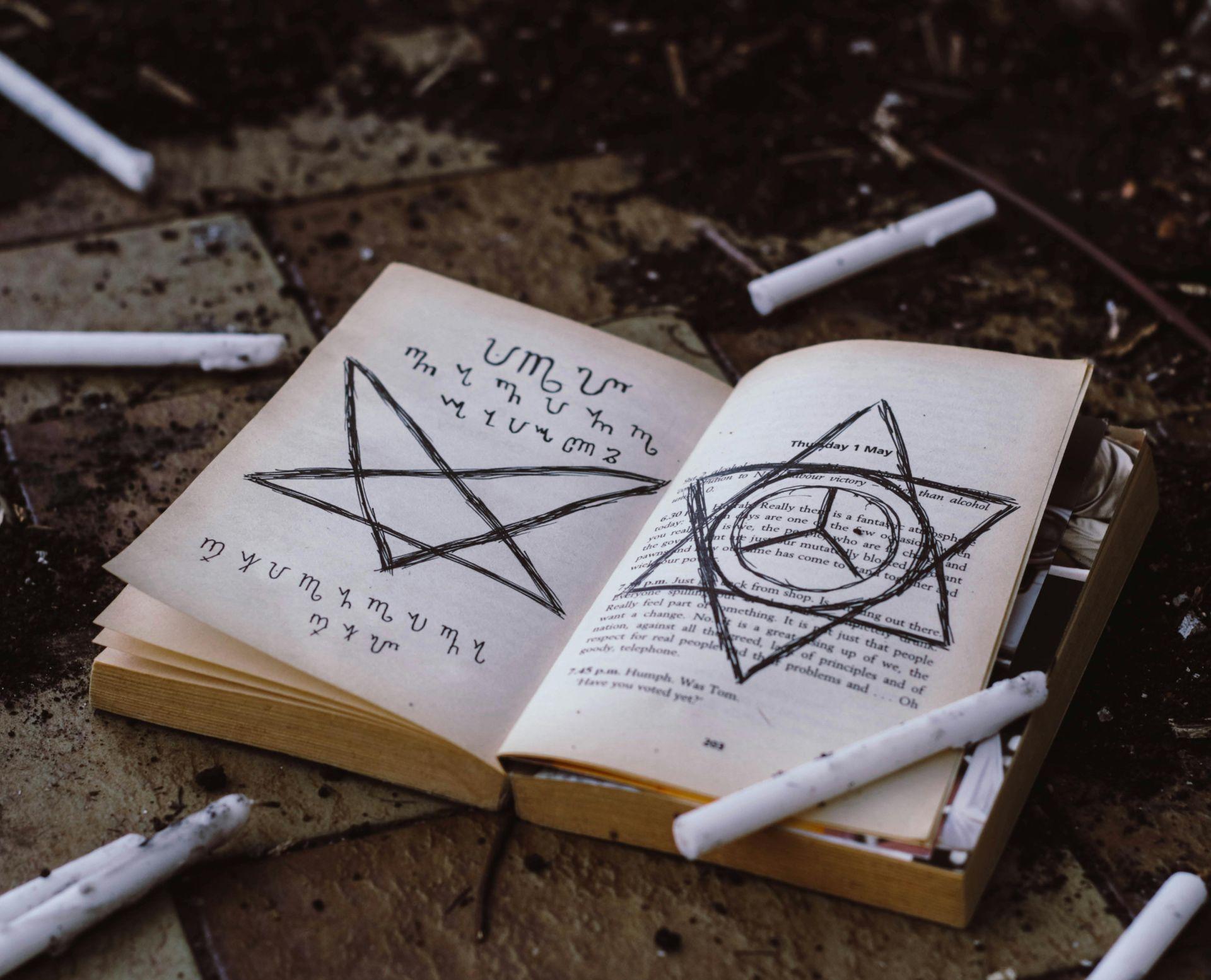 Witch, please – o Halloween, wiedźmach i miłosnych rytuałach na TikToku