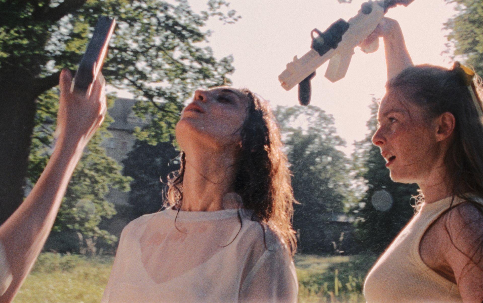 „Glorious Summer”: debiut na prestiżowym SXSW w Stanach. Rozmowa z duetem reżyserskim Heleną Ganjalyan i Bartkiem Szpakiem