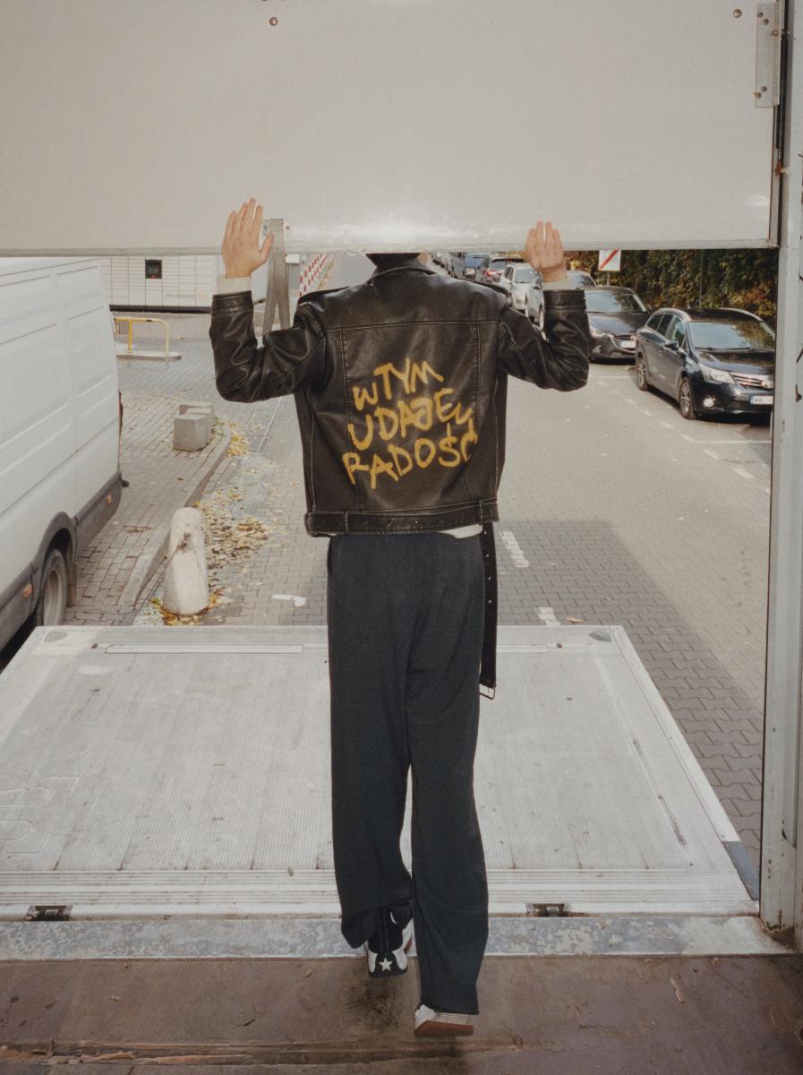 Pod kapturem skrywam lęk. Answear.com obala mity wokół zdrowia psychicznego mężczyzn