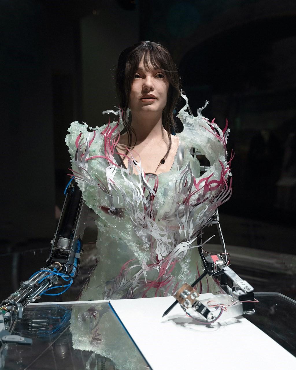 Artystka-androidka Ai-Da w roli modelki podczas London Design Festival