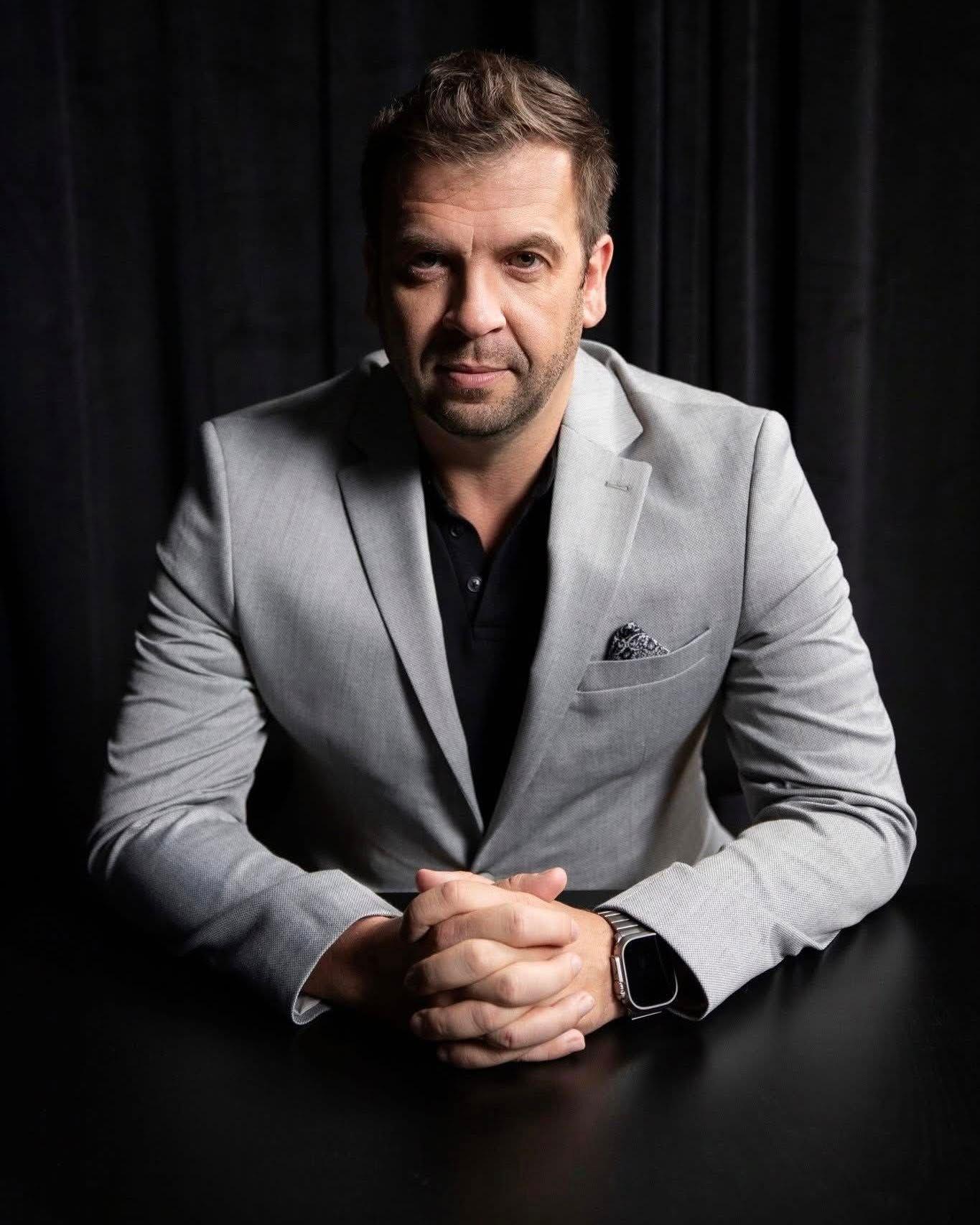 „Statysta” Piotra Chomczyńskiego to opowieść o najmroczniejszych ludzkich pragnieniach [WYWIAD]