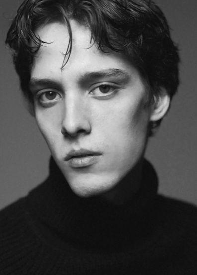 Brud jako manifest na pokazie Prady jesień/zima 2026. Pokaz otworzył polski model 