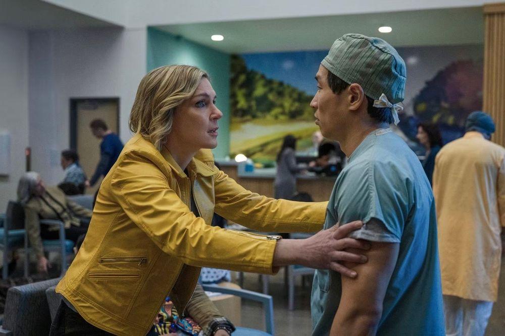 Co jest ważniejsze: wolność jednostki czy ogólne szczęście? Serial „Pluribus” bije rekordy [RECENZJA]