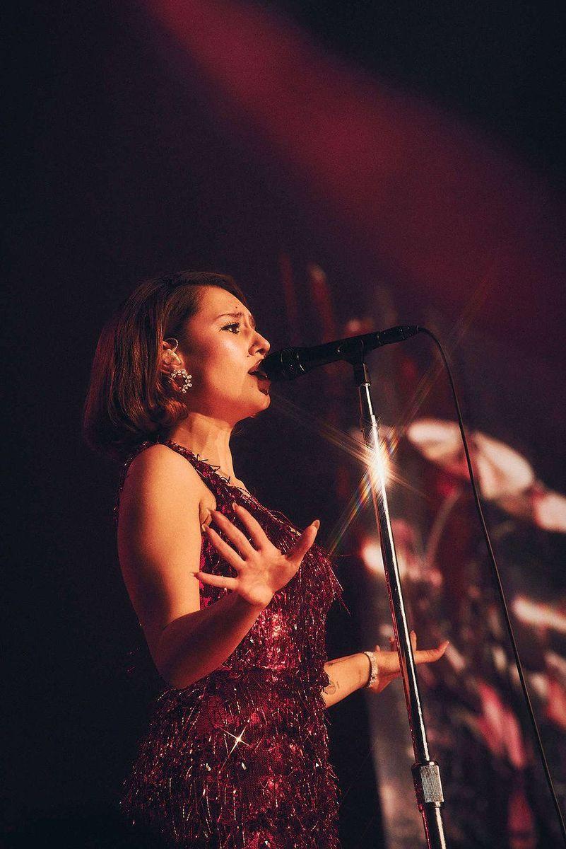 „Widzę was. Słyszę was. Wiem, że życie może być naprawdę trudne. Chcę wam zostawić nadzieję” – RAYE otworzyła światową trasę w Łodzi