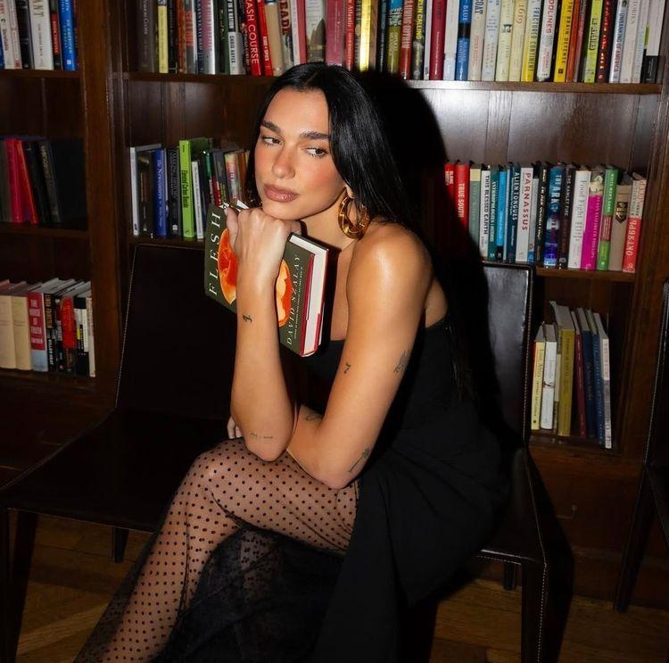 Jak Intellectual It Girls redefiniują status społeczny. 7 książek, które poleca nie tylko Dua Lipa 