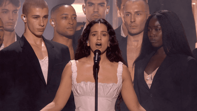 „Berghain” pierwszy raz na żywo. Monumentalny występ Rosalíi z Björk na gali Brit Awards