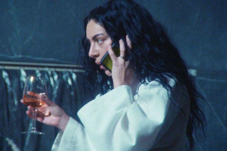 „The Moment” Charli XCX najszybciej sprzedającym się tytułem A24 w historii