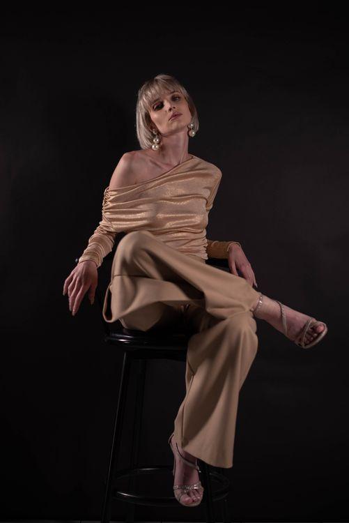 Ola na krześle / Model: Aleksandra Dębska, @rosalinagunvor