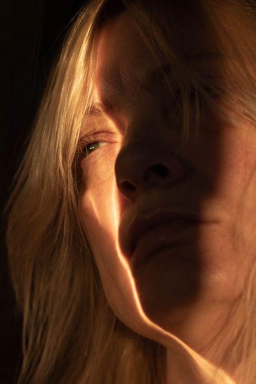 Autoportret ze smugą swiatła