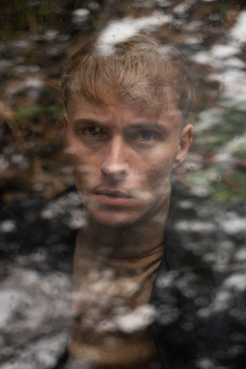 Zza szyby / Model: ozdoba_michał