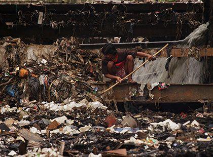 Największy greenwashing wszech czasów – poliester z recyklingu