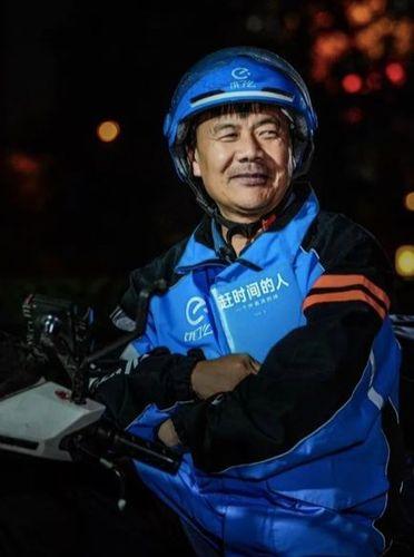 Poeta na dowóz, czyli od pudełka na pizzę po literacką nagrodę. Poznajcie Wang Jibinga