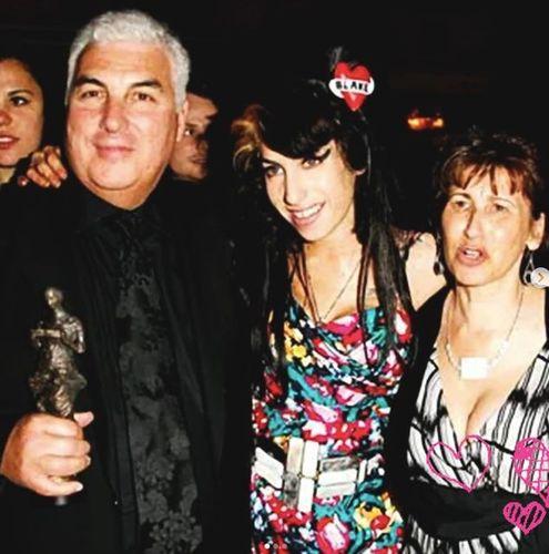 Ojciec Amy Winehouse przegrał proces. Zapłaci prawie milion funtów przyjaciółkom córki