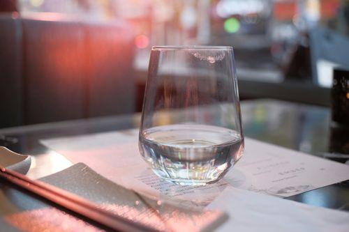 Nie będzie darmowej kranówki w restauracjach. Resort wycofał własną decyzję