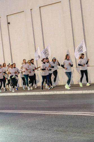 Maratoński weekend z New Balance Run House. Shake Out Run, Cheer Zone i wiele więcej