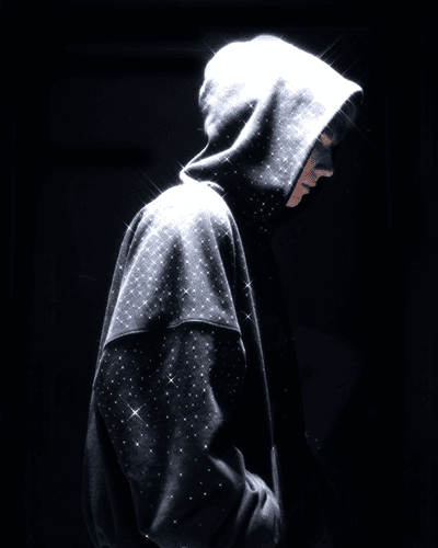Luksusowy streetwear. Komplet polskiej marki ozdobiony kryształami Swarovskiego