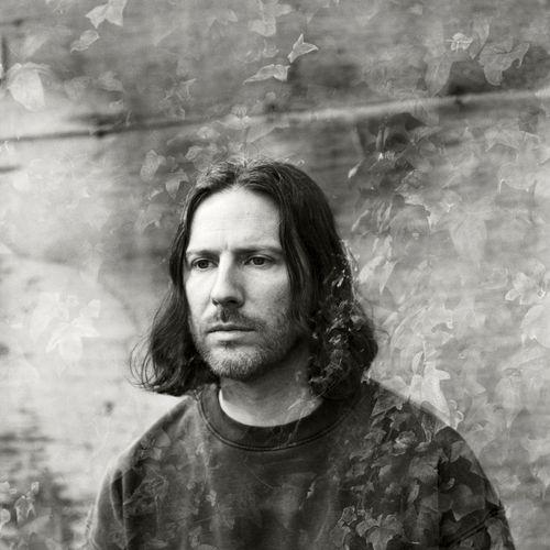 Audiowizualna podróż przez pamięć – Rival Consoles wraca do Polski z nowym show