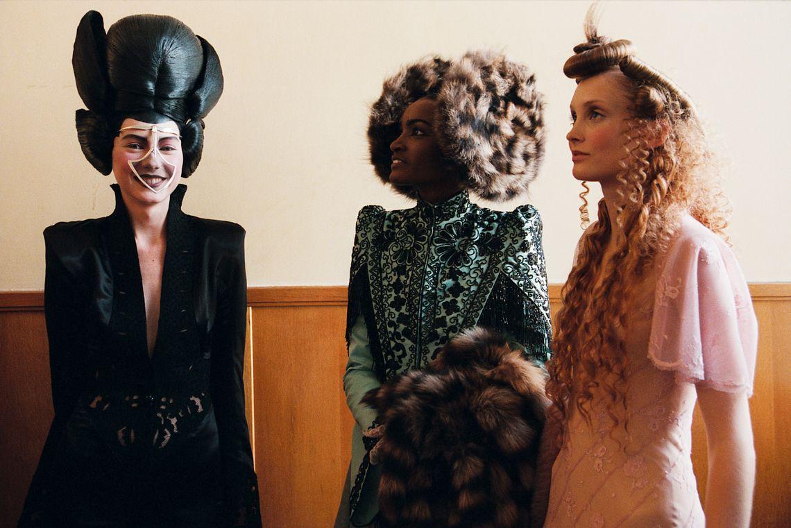 Pełna paleta emocji w filmowej biografii wizjonera mody. „McQueen” pochłania bez reszty [recenzja]