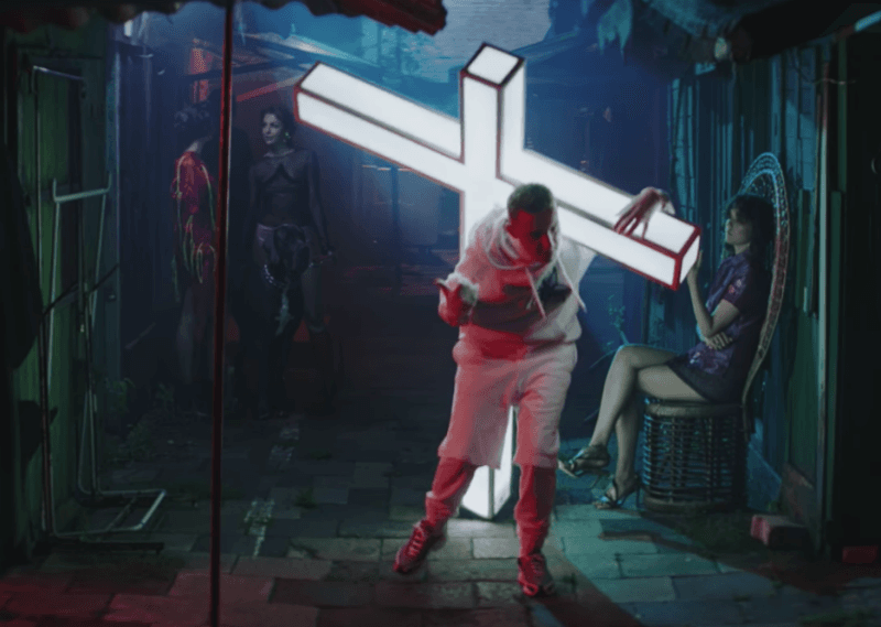 Otsochodzi poleciał w nowym klipie. Mnóstwo znanych twarzy i wizualny rozmach [wideo]