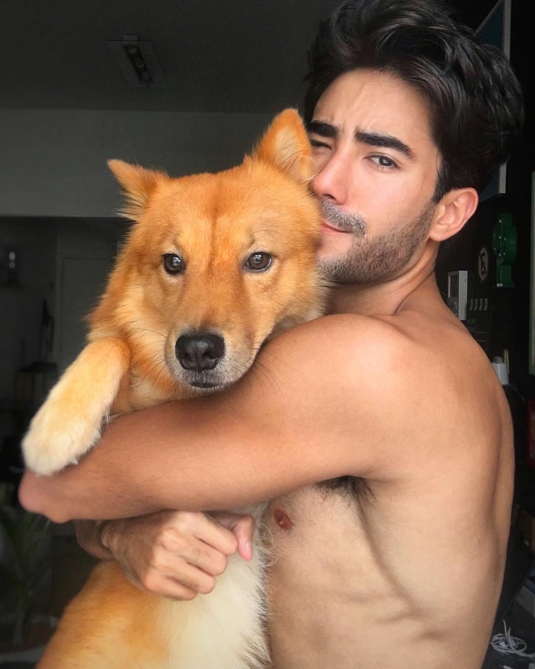 To konto na Instagramie zbiera zdjęcia przystojnych mężczyzn z pieskami. Cel jest szczytny