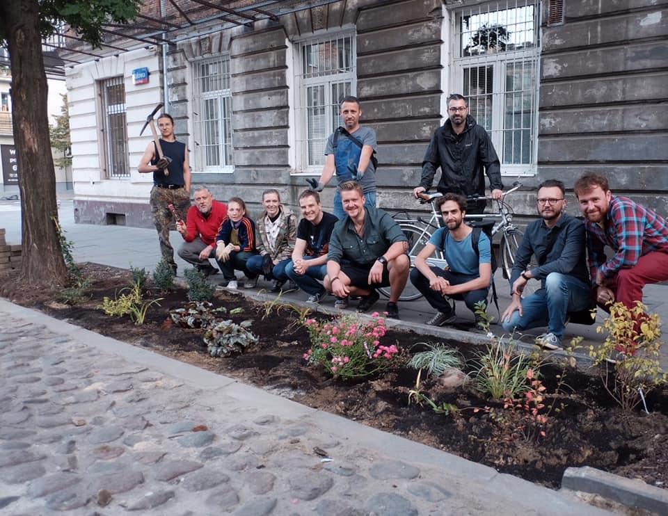 Mieszkańcy warszawskiej Pragi zerwali płyty chodnikowe i posadzili rośliny