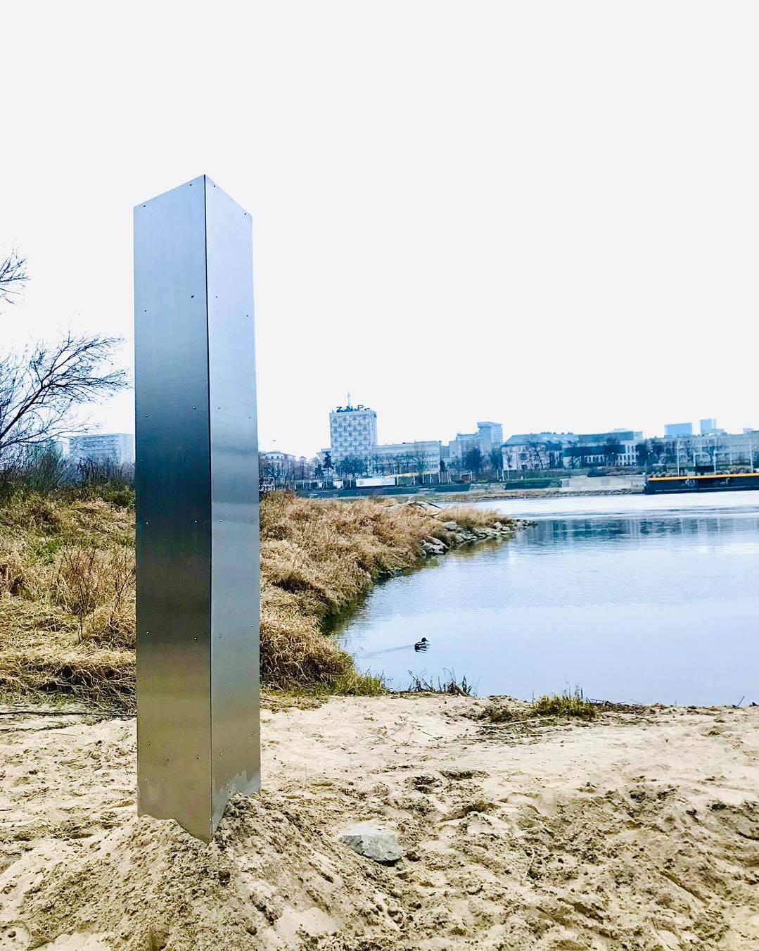 Tajemniczy monolit zwiedził już kawał świata... a teraz pojawił się w Warszawie!