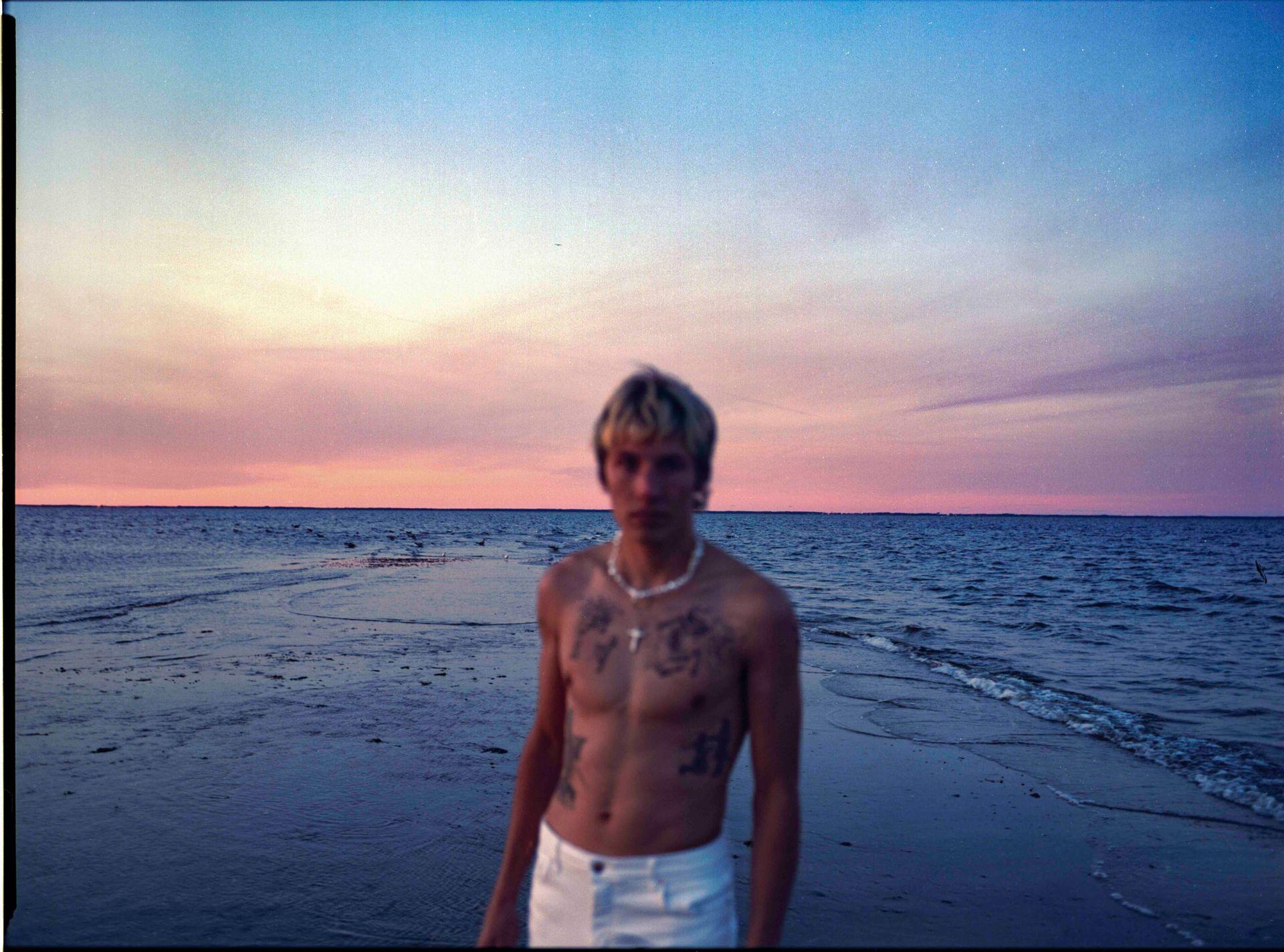 „To The Moon And Back”. Hipnotyzująca sesja Maksa Gronowskiego przyciąga i wywołuje uczucie nostalgii