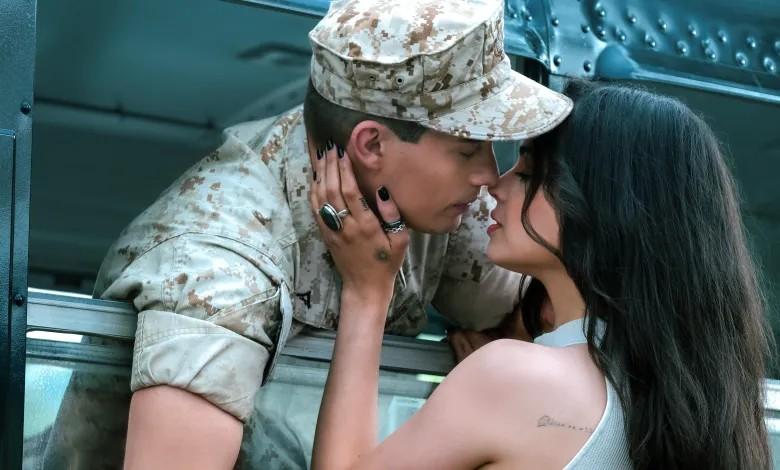 Ten hit Netflixa skradł serca widzów i rozczarował krytyków. O czym opowiada film „Purpurowe serca”?