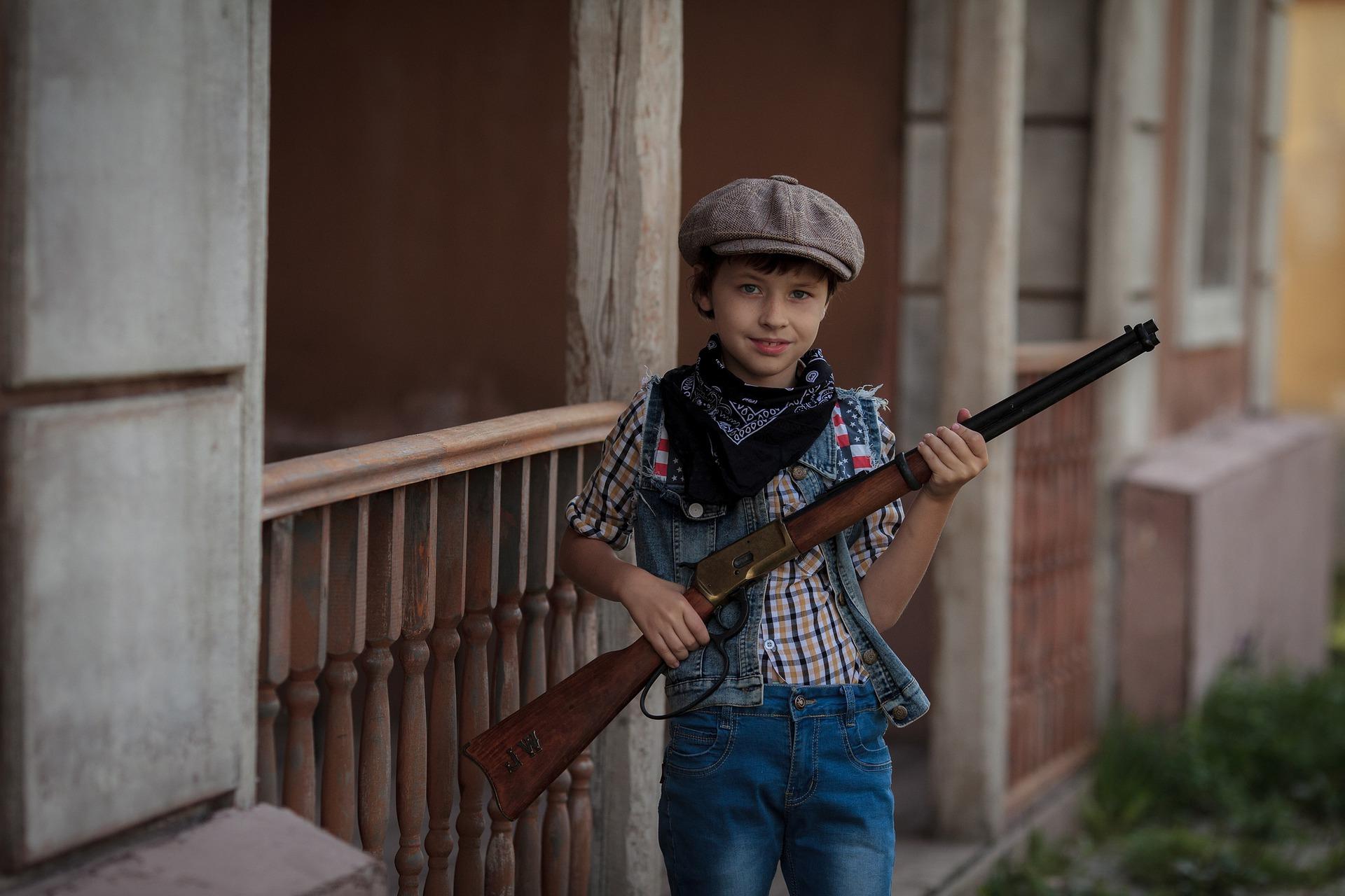 Minister Czarnek wprowadza obsługę broni palnej do polskich szkół