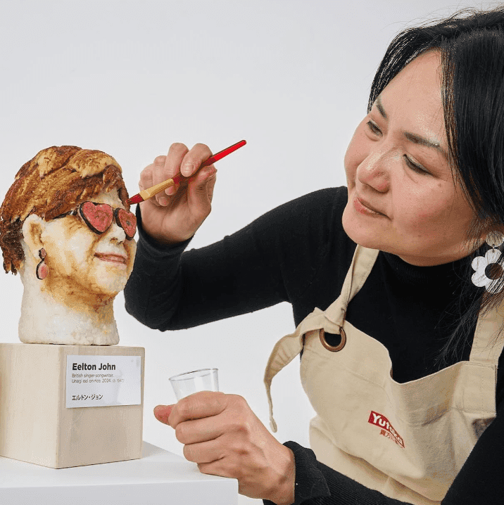 Elton John i Ed Sheeran z sushi. Oryginalny pomysł brytyjskiej artystki