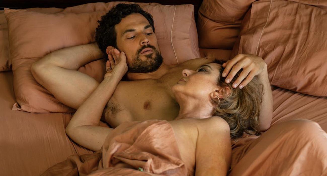 Starsza kobieta i młodszy mężczyzna. Ten pikantny erotyk to nowy hit Netflixa