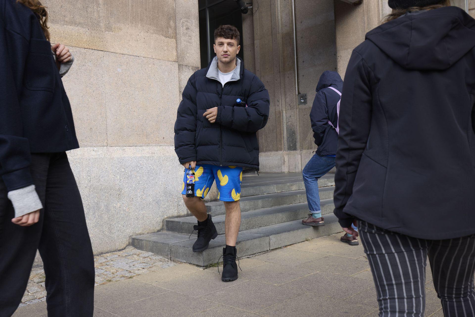 Dziwna moda wśród influencerów — chodzą po mieście w TAKICH stylizacjach. O co chodzi? [MAMY ZDJĘCIA]