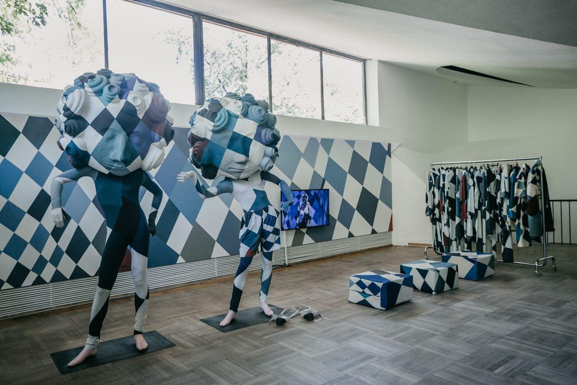 „Bezpańskie głosy" to jedna z najważniejszych wystaw o modzie w 2017 roku. Artystka obnażyła tragedie, które moda skrywa pod płaszem glamouru