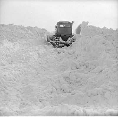 Spychacz gąsienicowy podczas odśnieżania.