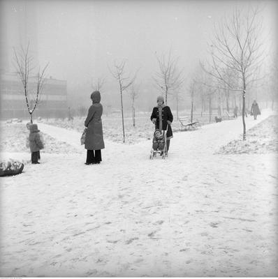 Kobieta z dzieckiem w wózku na skwerze przy Hali Mirowskiej.