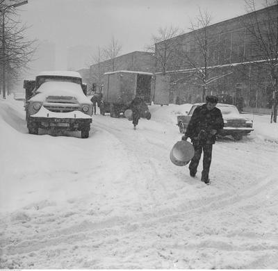 Rozładunek ciężarówki z termosami obiadowymi na ul. Malczewskiego. Obok widoczna zasypana śniegiem ciężarówka ZIŁ-130.