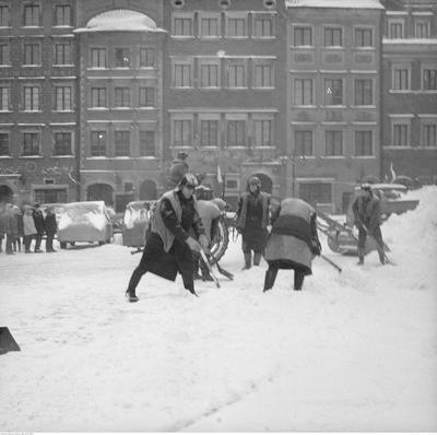 Odśnieżanie Rynku Starego Miasta. W tle strona Barssa.