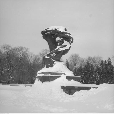Pomnik Fryderyka Chopina pokryty śniegiem.