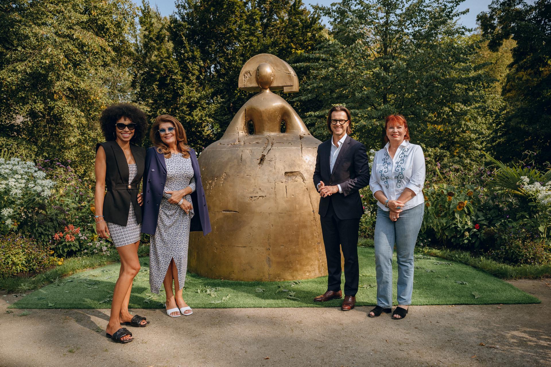 Hiszpańska królowa Reina Mariana wita gości w Ogrodzie Muzeum Pałacu w Wilanowie