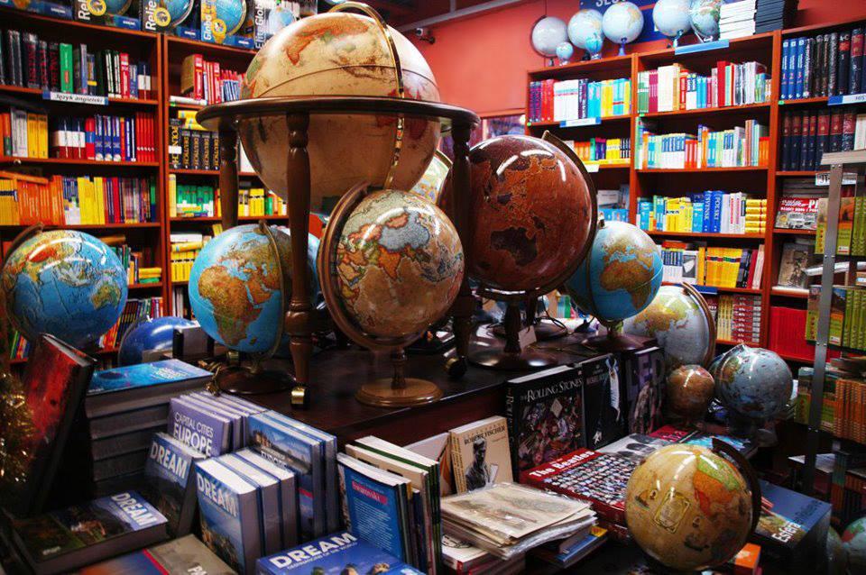 Atlas, al. Jana Pawła II 26 oraz Tania Książka, Plac Mirowski 1