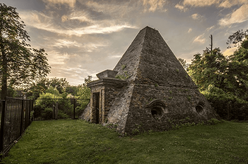 Piramida w Rożnowie