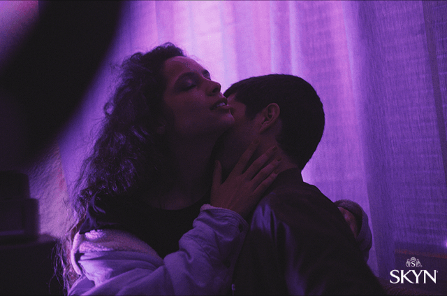 Nadużywanie radosnych emotikonów w wiadomościach tekstowych wcale nie musi mieć przełożenia na rzeczywistość