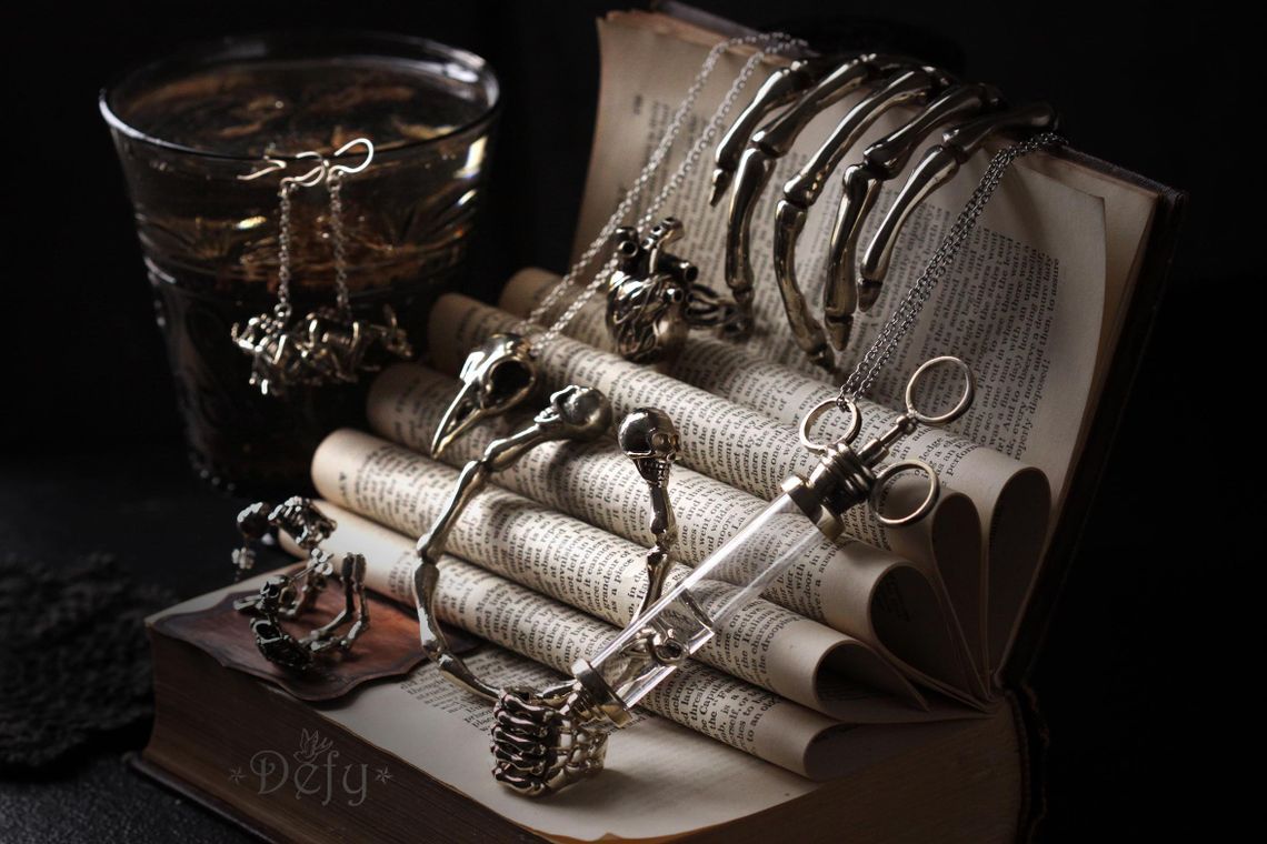 Z łańcuchów zwisają czaszki, krzyże i pulsujące ludzkie serca. W Krakowie pojawiła się piękna tajska biżuteria