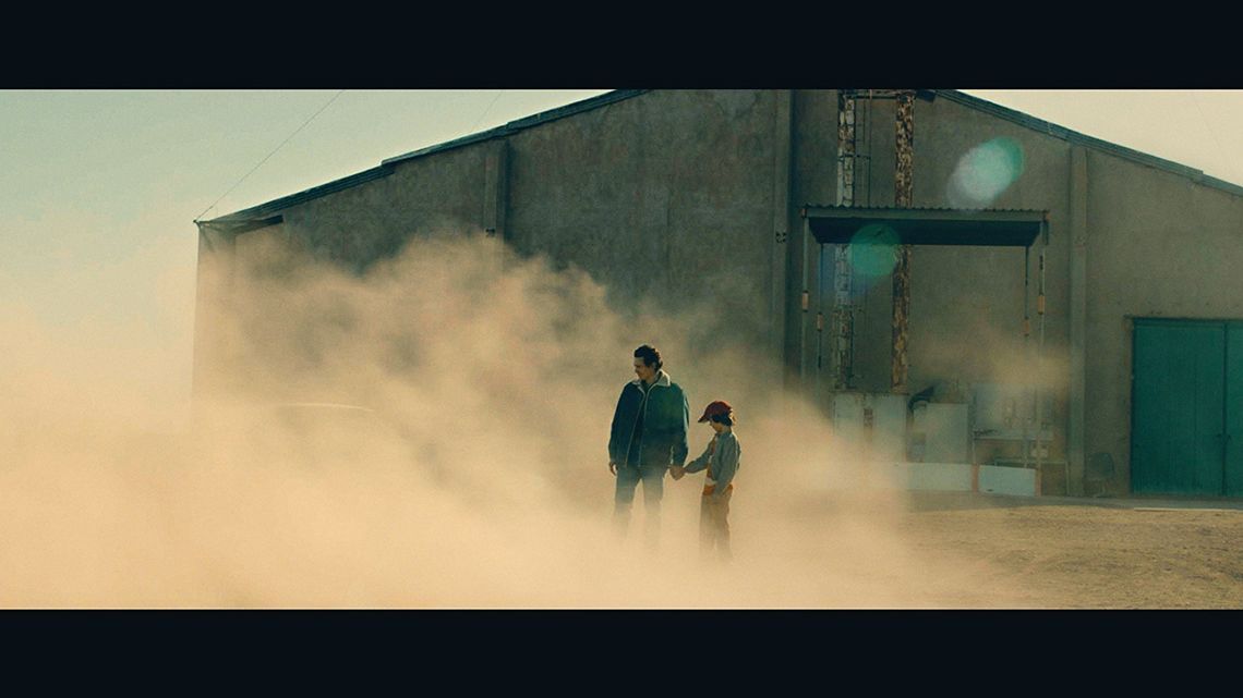 W tym miasteczku mężczyźni znikają bez śladu. Nastoletni Michael musi radzić sobie po stracie ojca i utrzymać rodzinę