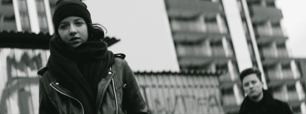 Fisz Emade Tworzywo w oldskulowym stylu. W klipie wystąpiły gwiazdy alternatywy